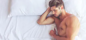 Mann_Schlafen_Hitze_Tipps_shutterstock_499266718-1500x710.jpg