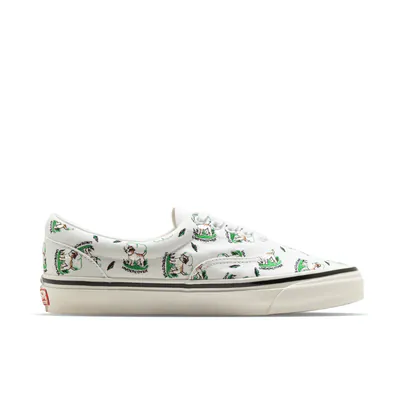 undercover-x-vans-old-skool-dog-true-white-vn000ee8w001-2.png
