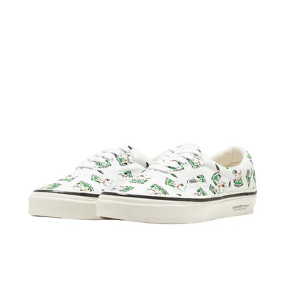undercover-x-vans-old-skool-dog-true-white-vn000ee8w001-3.png