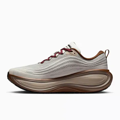 nike-vomero-plus-sail-pecan-io4482-100-2.png